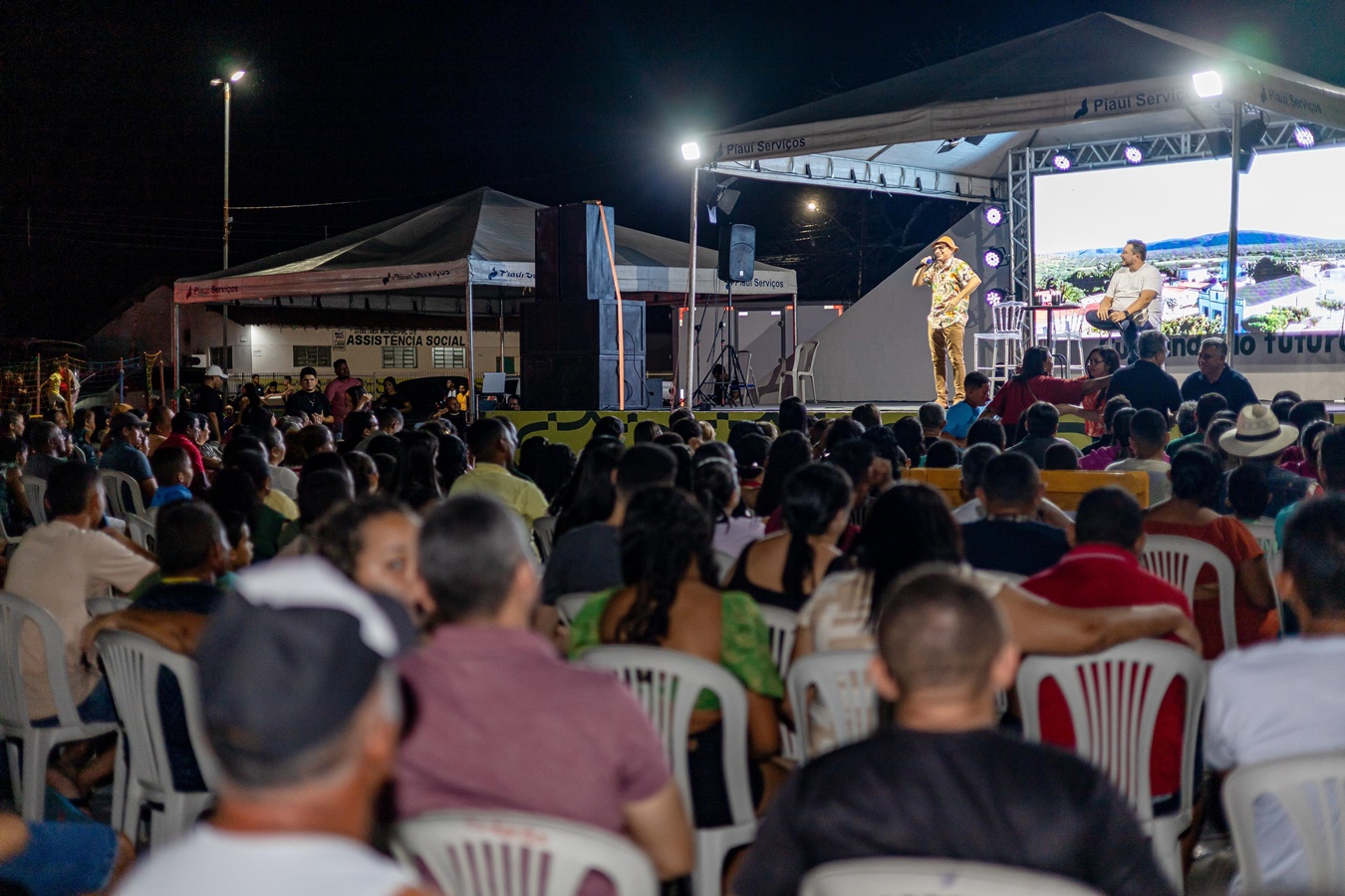 Espetáculo 'Chama na Resenha' leva alegria e lota praça em Lagoa do Piauí