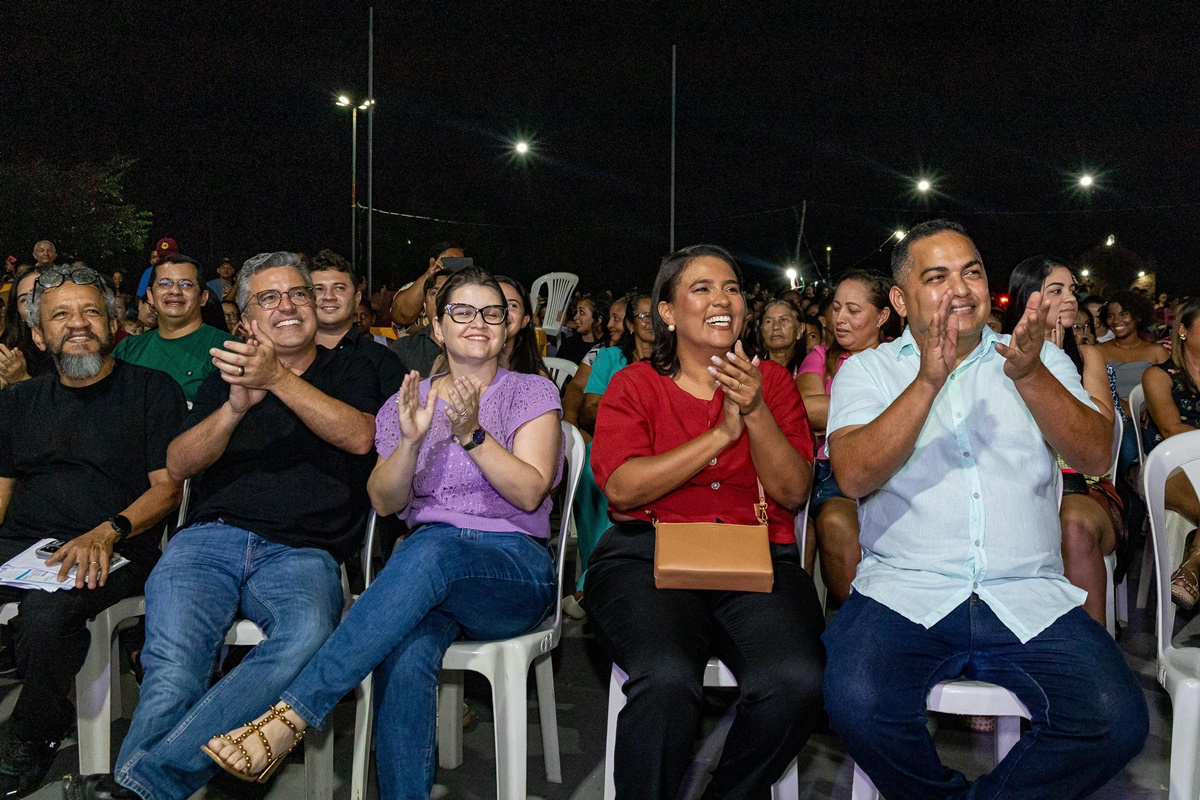 Espetáculo 'Chama na Resenha' leva alegria e lota praça em Lagoa do Piauí - Imagem 9