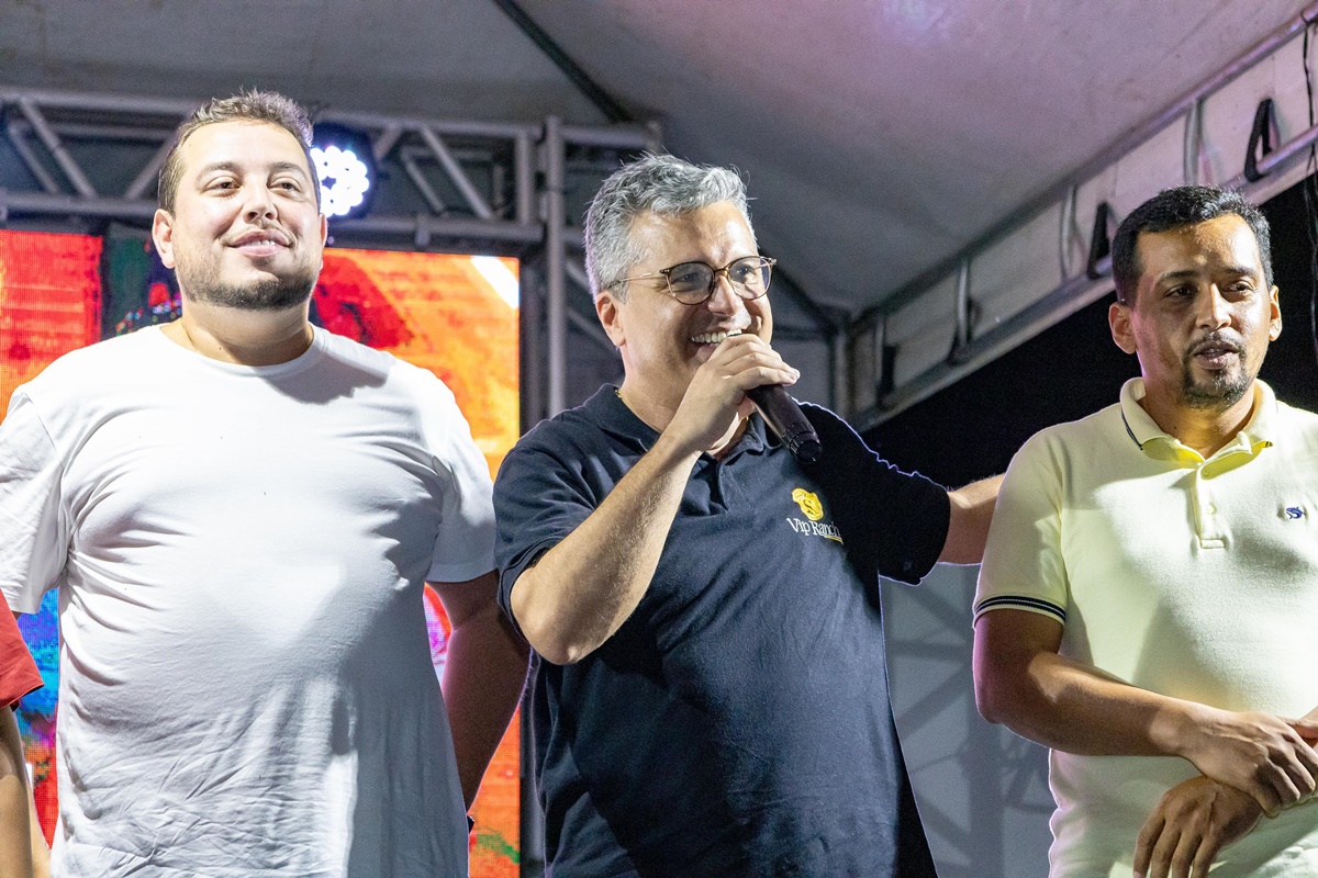 Espetáculo 'Chama na Resenha' leva alegria e lota praça em Lagoa do Piauí - Imagem 2