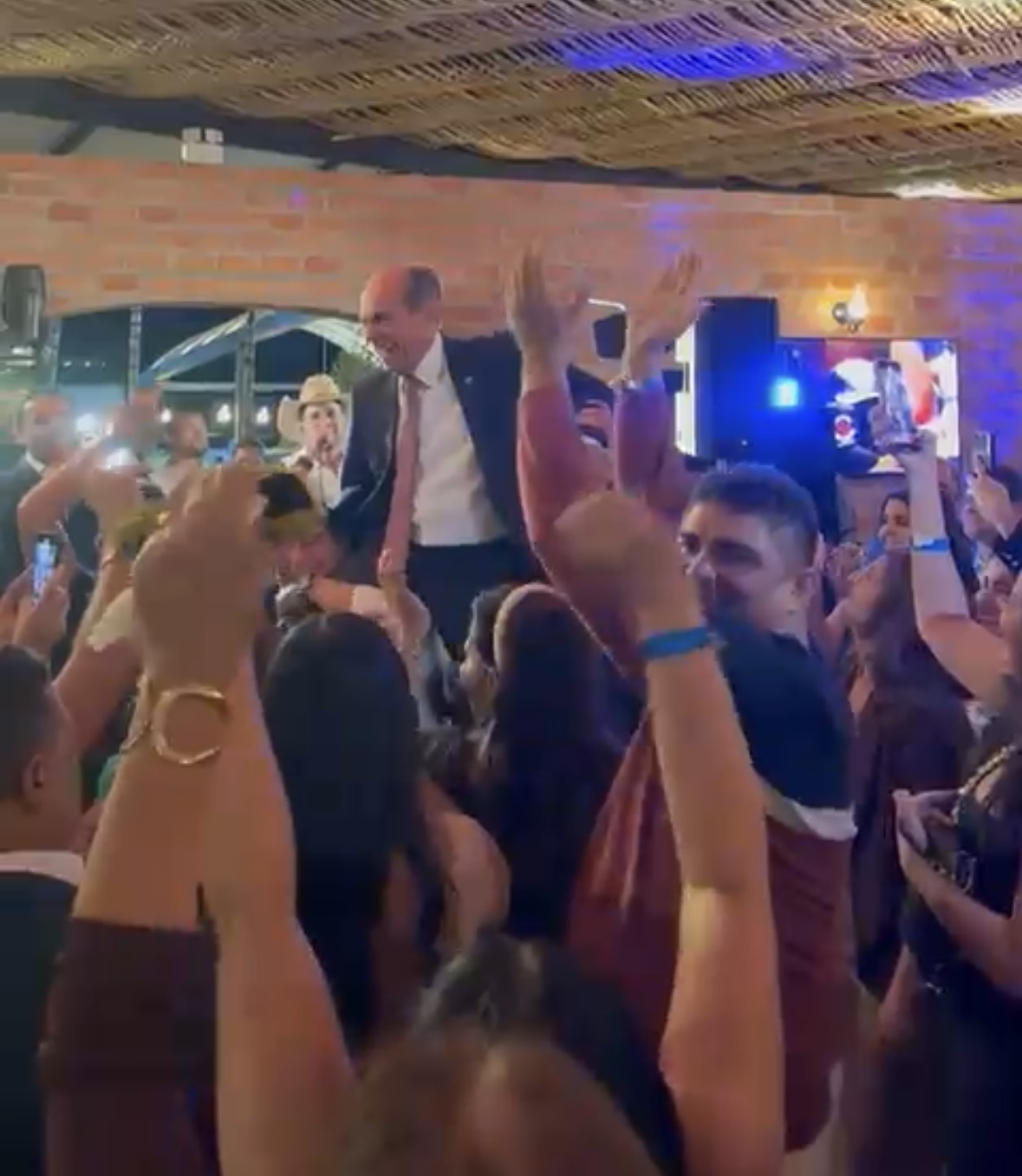 Senador Marcelo Castro reúne cerca de 200 prefeitos em festa em Brasília com ministros e parlamentares  - Imagem 1
