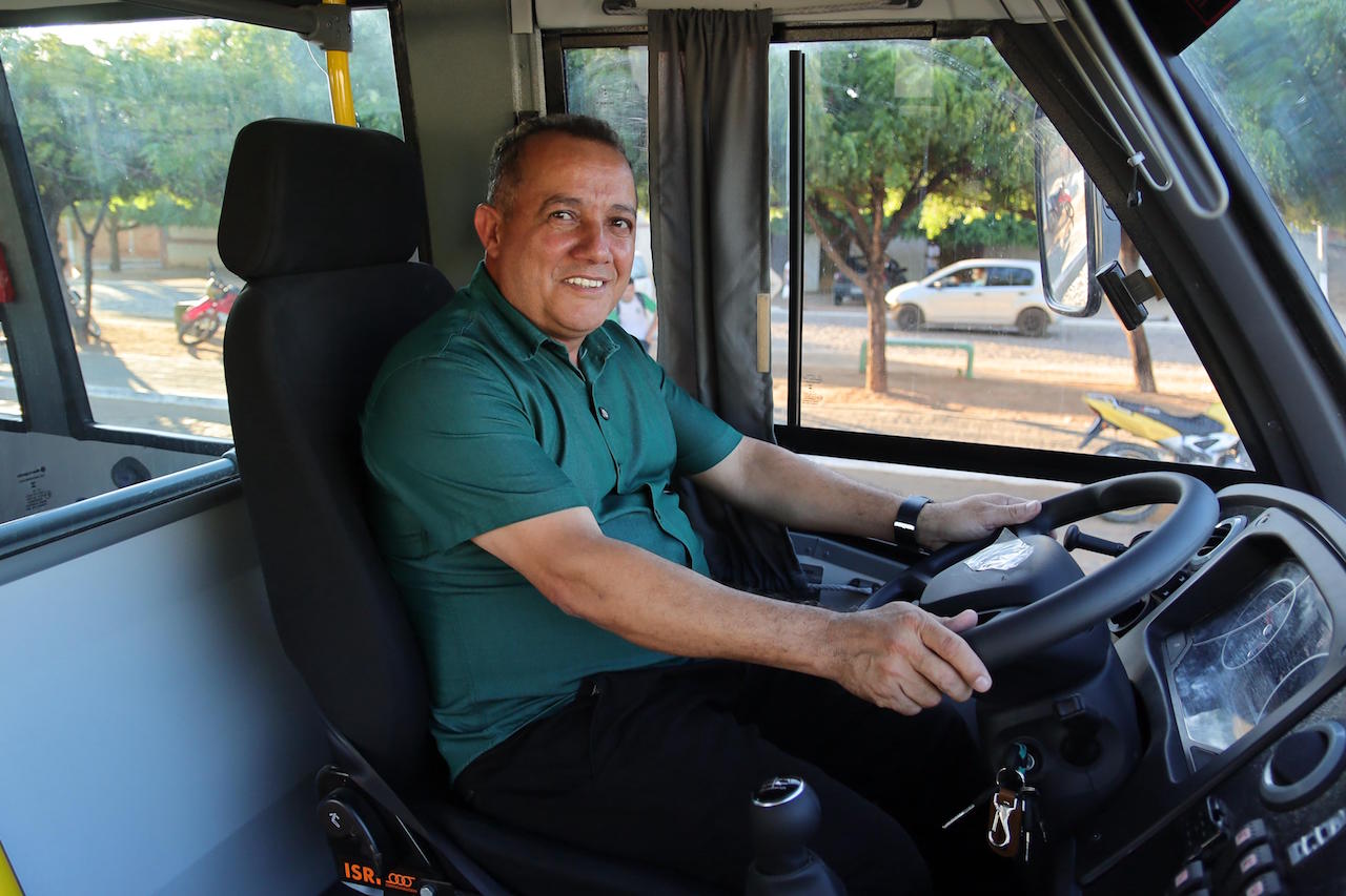 Educação de Avelino Lopes recebe novo ônibus escolar adquirido com recursos do FUNDEB - Imagem 5