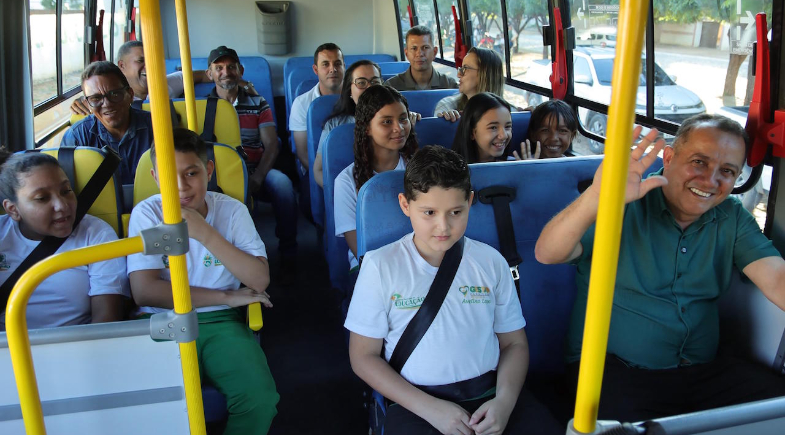Educação de Avelino Lopes recebe novo ônibus escolar adquirido com recursos do FUNDEB