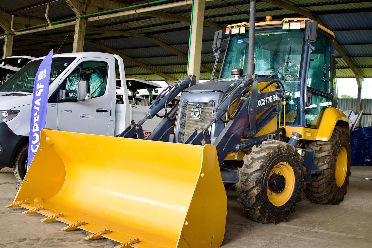 Prefeito Pedro Gomes recebe retroescavadeira com roçadeira para reforçar serviços em José de Freitas - Imagem 2