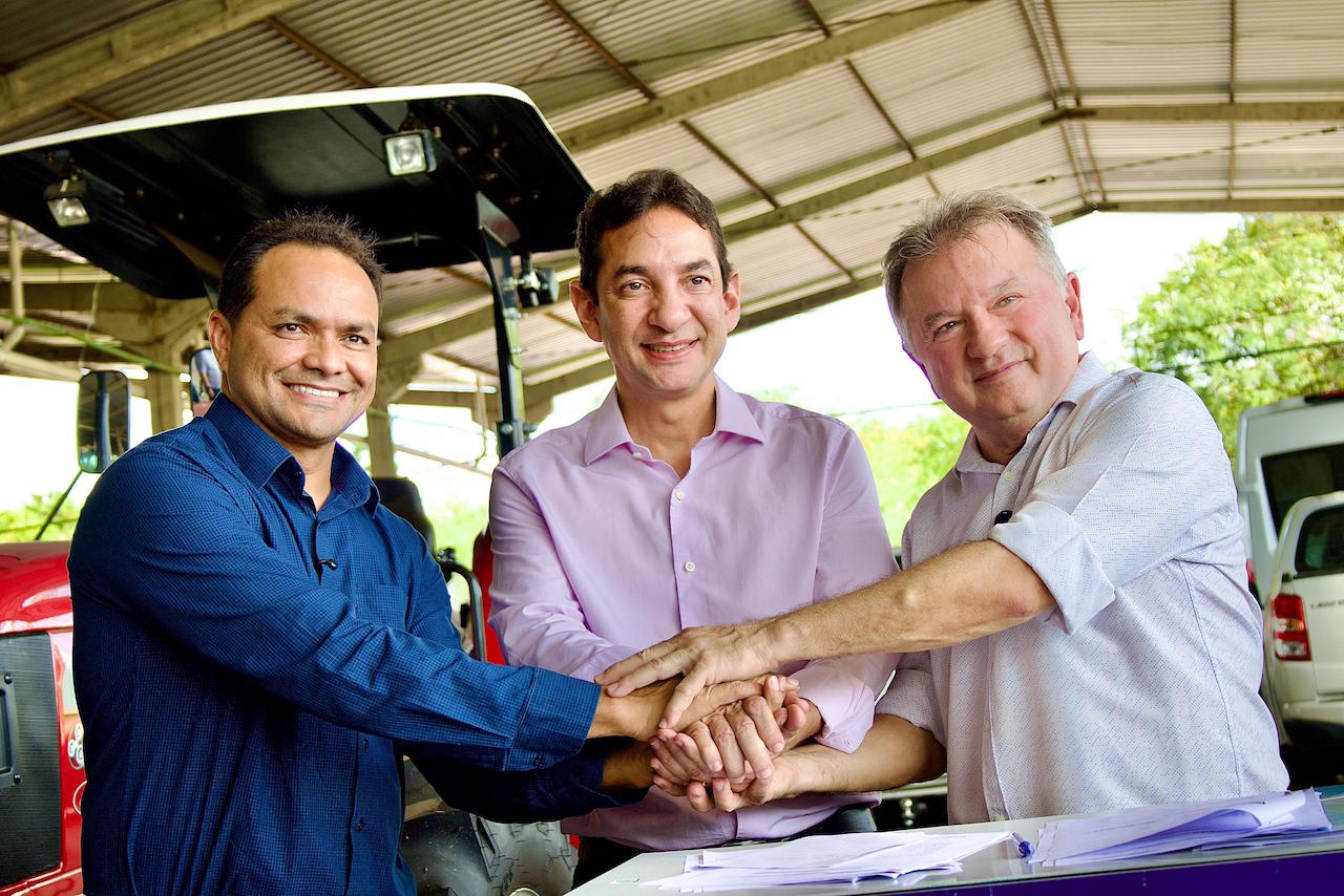 Prefeito Pedro Gomes recebe retroescavadeira com roçadeira para reforçar serviços em José de Freitas - Imagem 4