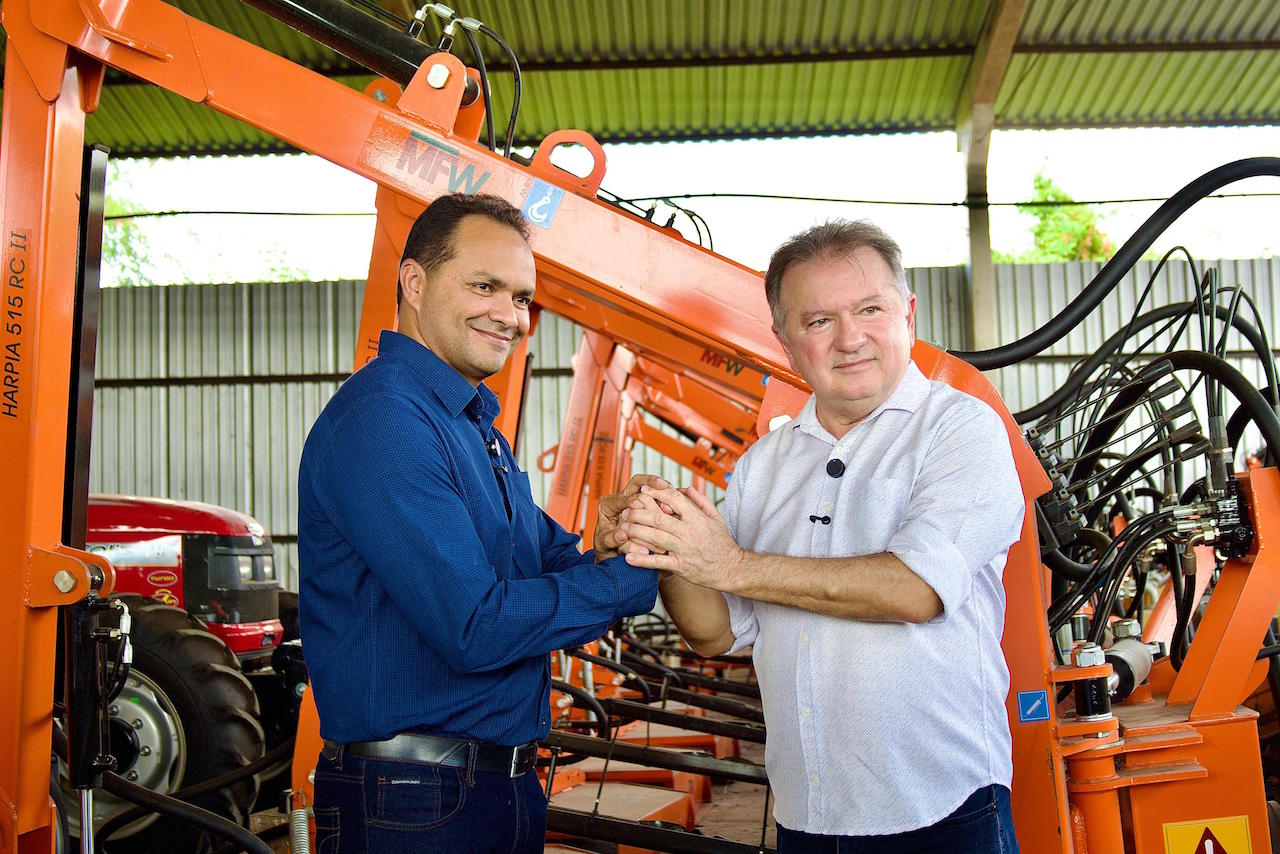 Prefeito Pedro Gomes recebe retroescavadeira com roçadeira para reforçar serviços em José de Freitas - Imagem 3