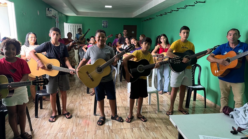 Alunos da aula de violão (Divulgação)