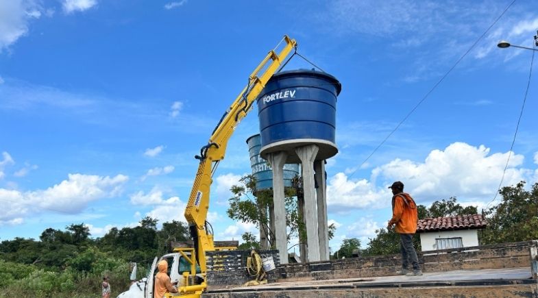 Prefeitura de Esperantina instala caixa d’água com capacidade para 10 mil litros na localidade Limpeza