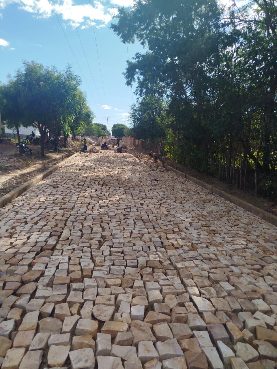 Obra de calçamento avança na localidade Jacaré da Vermelha, zona rural de Esperantina - Imagem 1