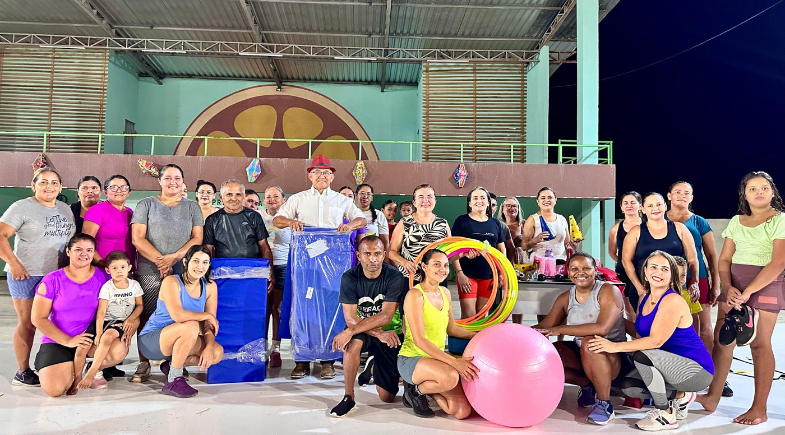 Prefeito Abdoral Melo entrega material a profissionais da educação física