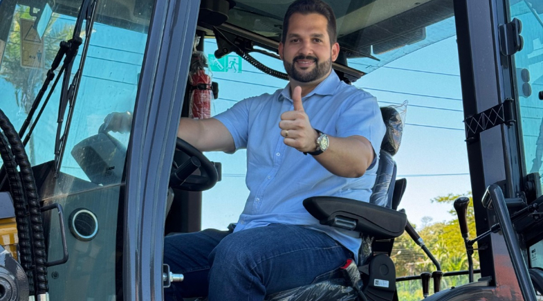 Santo Antônio de Lisboa é comtemplado com retroescavadeira