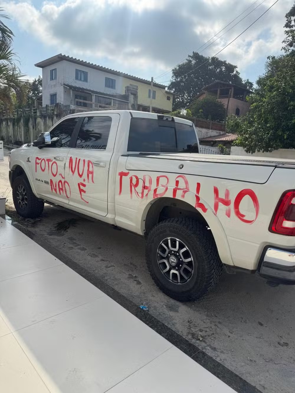 Carro de Débora Peixoto | FOTO: Redes Sociais
