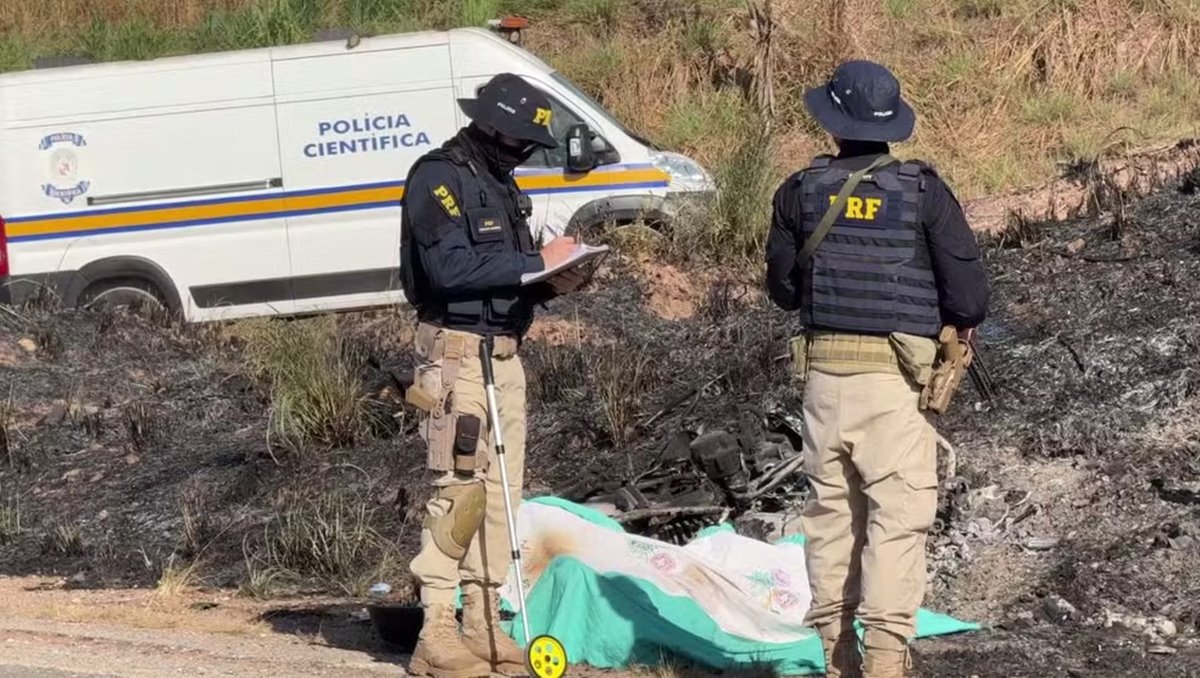 Agentes da Pol&iacute;cia Rodovi&aacute;ria Federal (PRF) e da Pol&iacute;cia Cient&iacute;fica foram ao local. &mdash; Foto: Dione Freire / TV Liberal&nbsp;