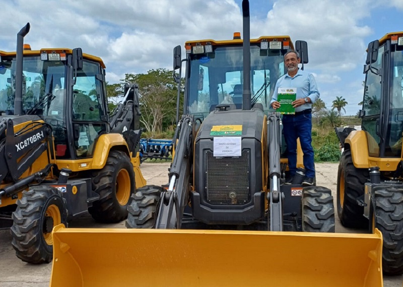 Prefeito Erivaldo Lopes recebe retroescavadeira para Santo Antônio de Lisboa