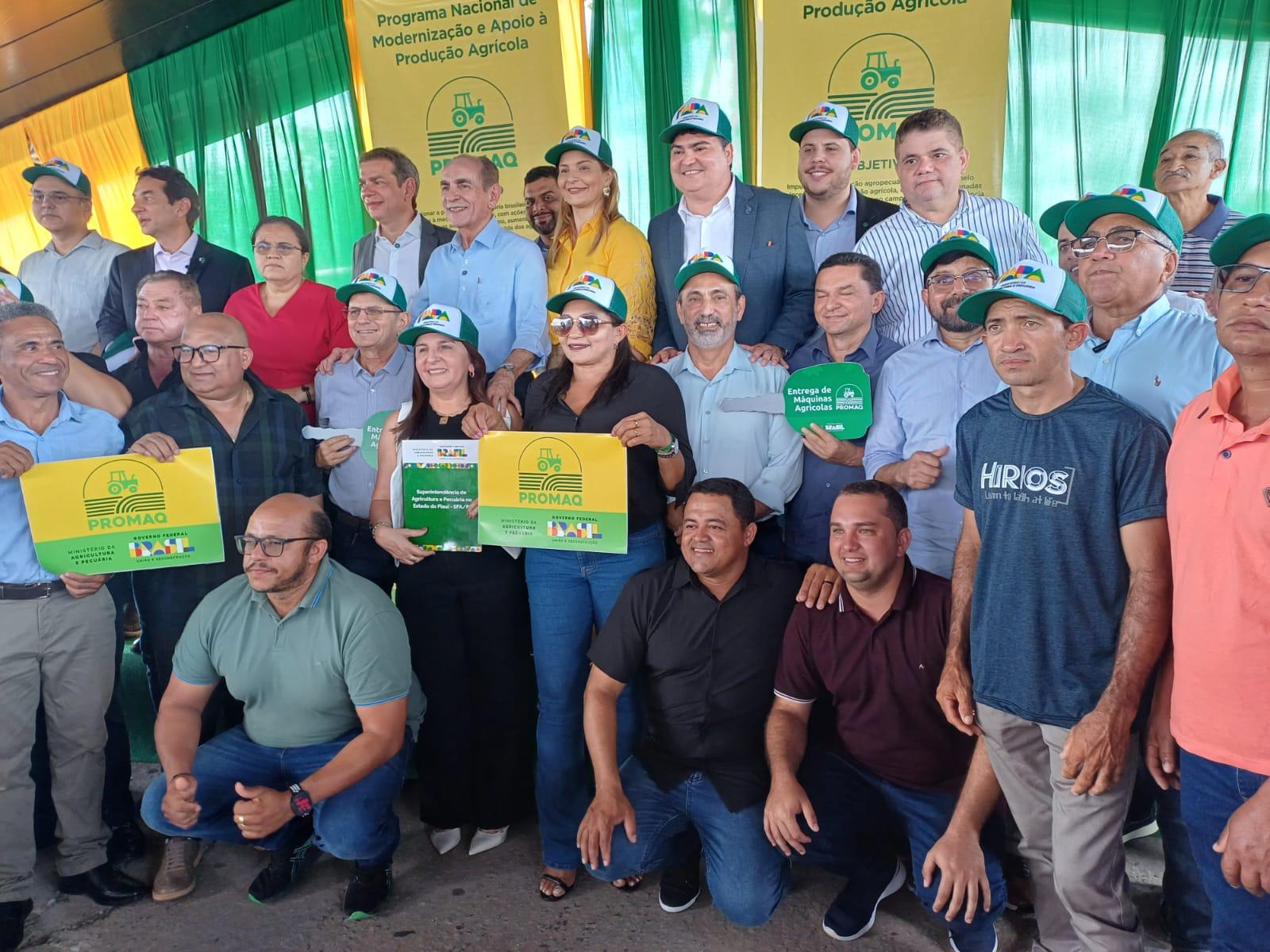 Entrega de tratores e retroescavadeira (Divulgação)