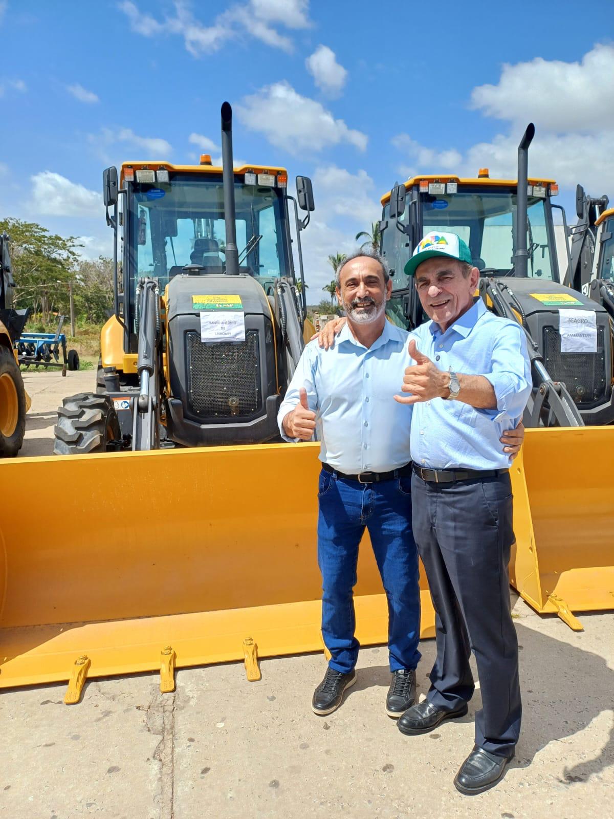 Entrega de retroescavadeira (Divulgação)