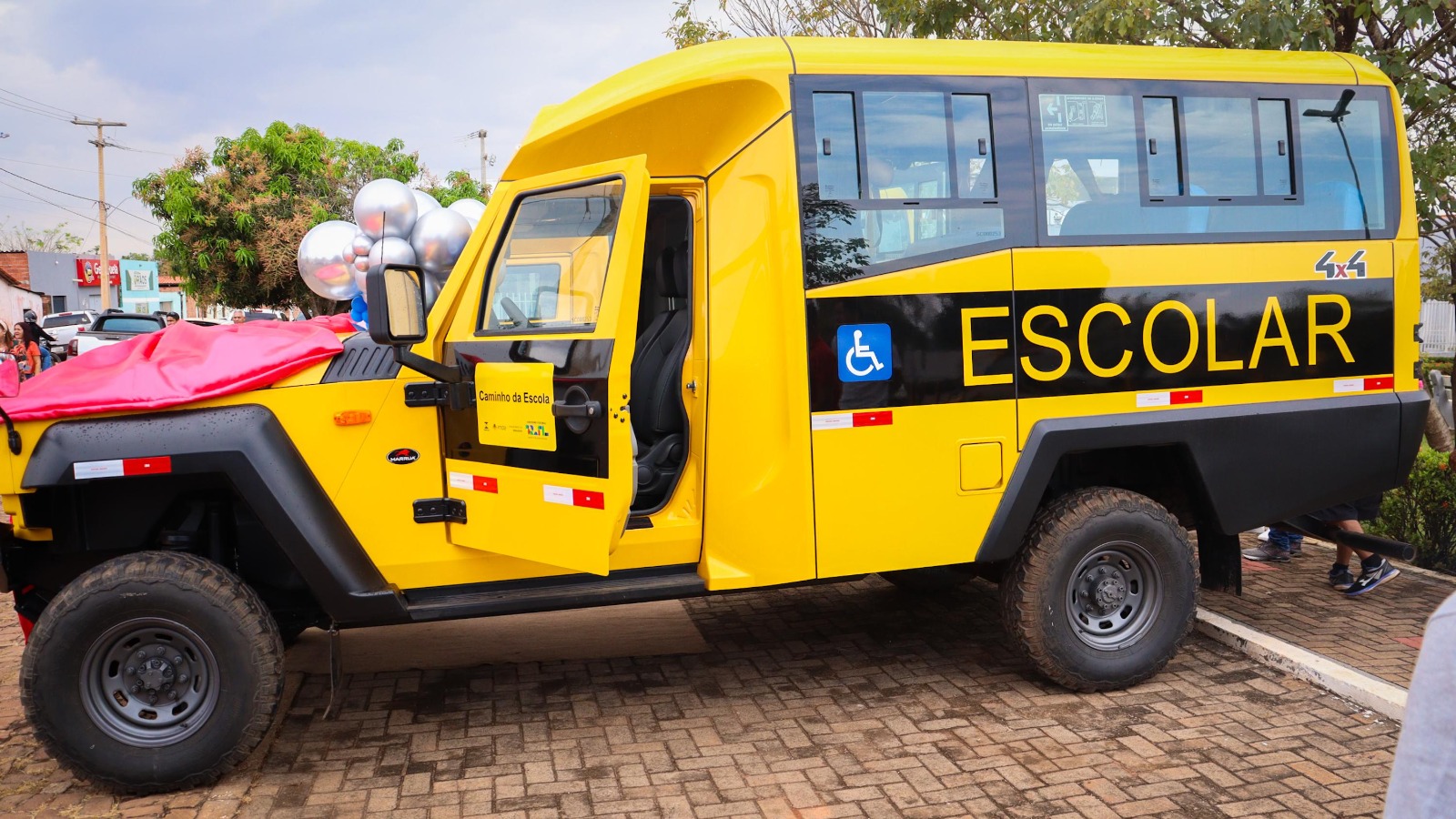 Ônibus escolar rural entregue em Baixa Grande do Ribeiro | Foto: Divulgação