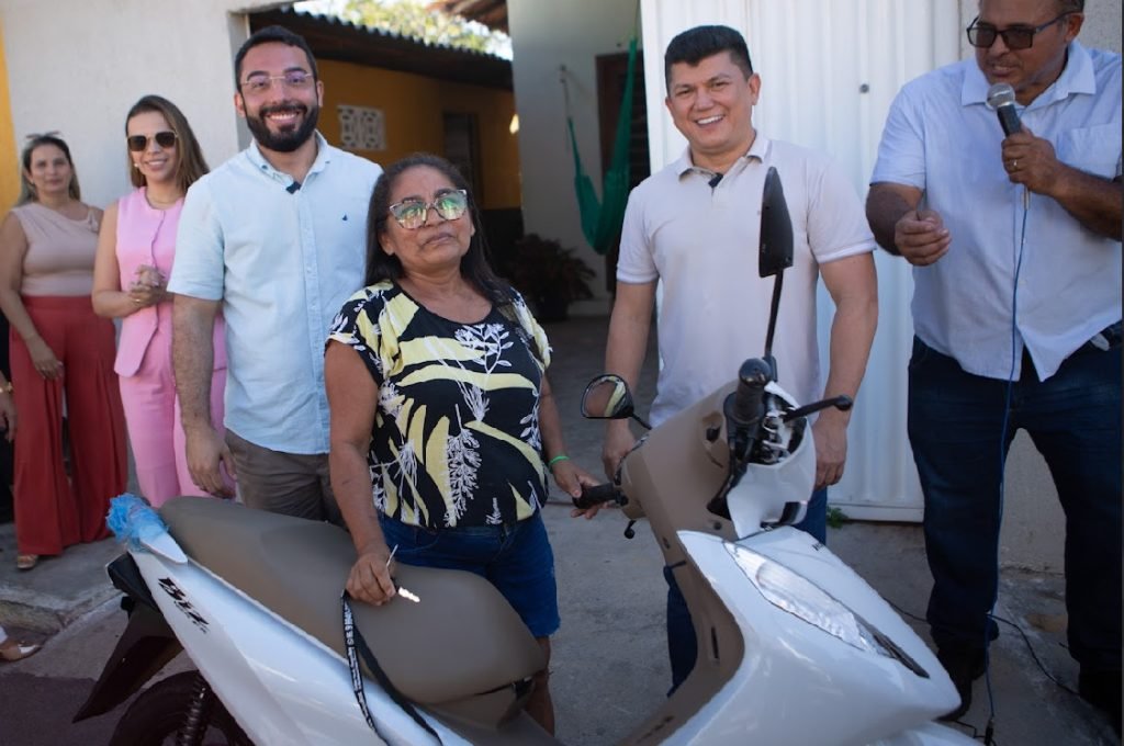 Ganhadores do sorteio de aniversário de Parnaíba se emocionam com recebimento de prêmios - Imagem 4