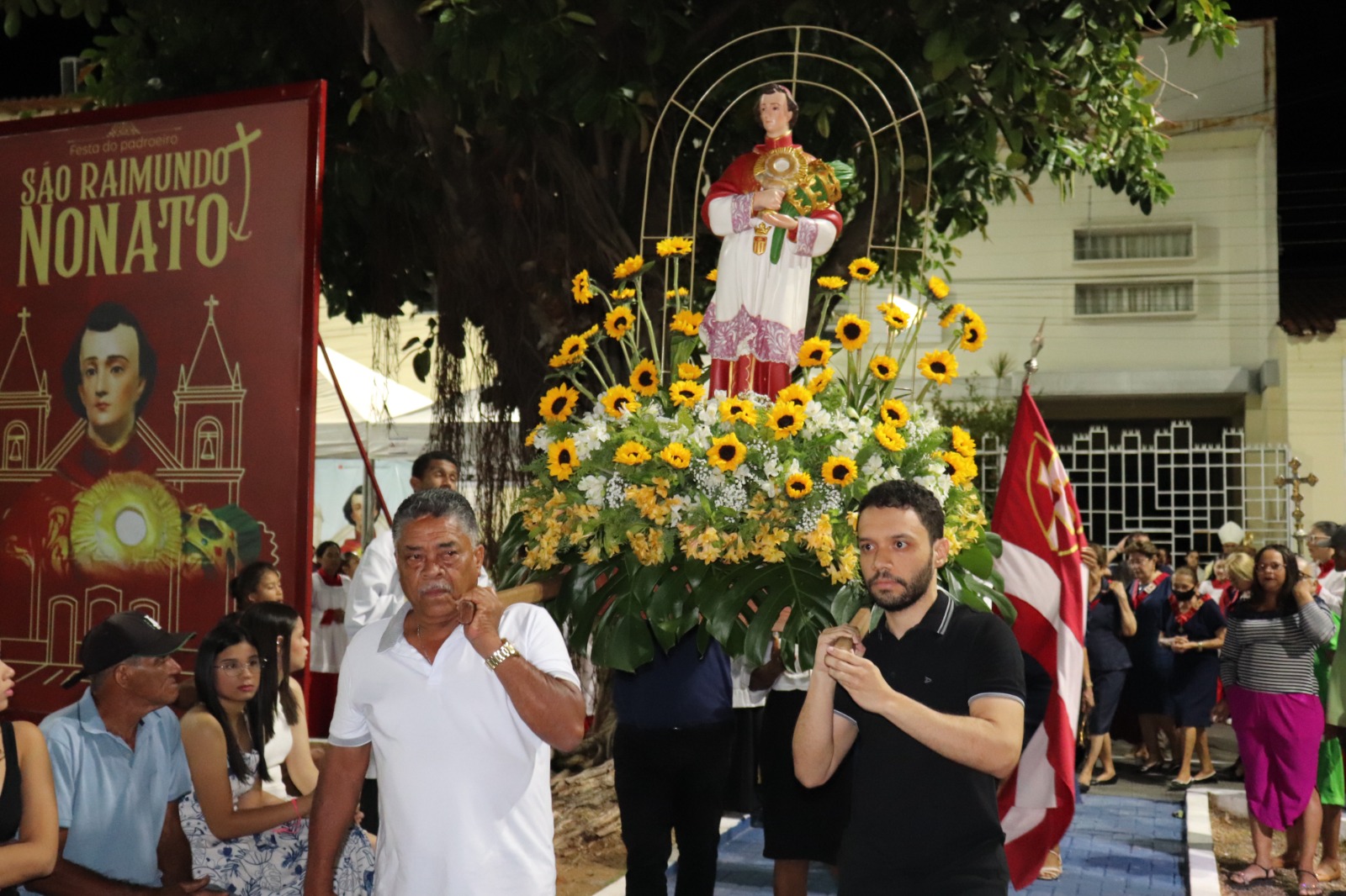 Fiéis lotam Praça da Catedral na abertura do Novenário em honra a São Raimundo Nonato - Imagem 1