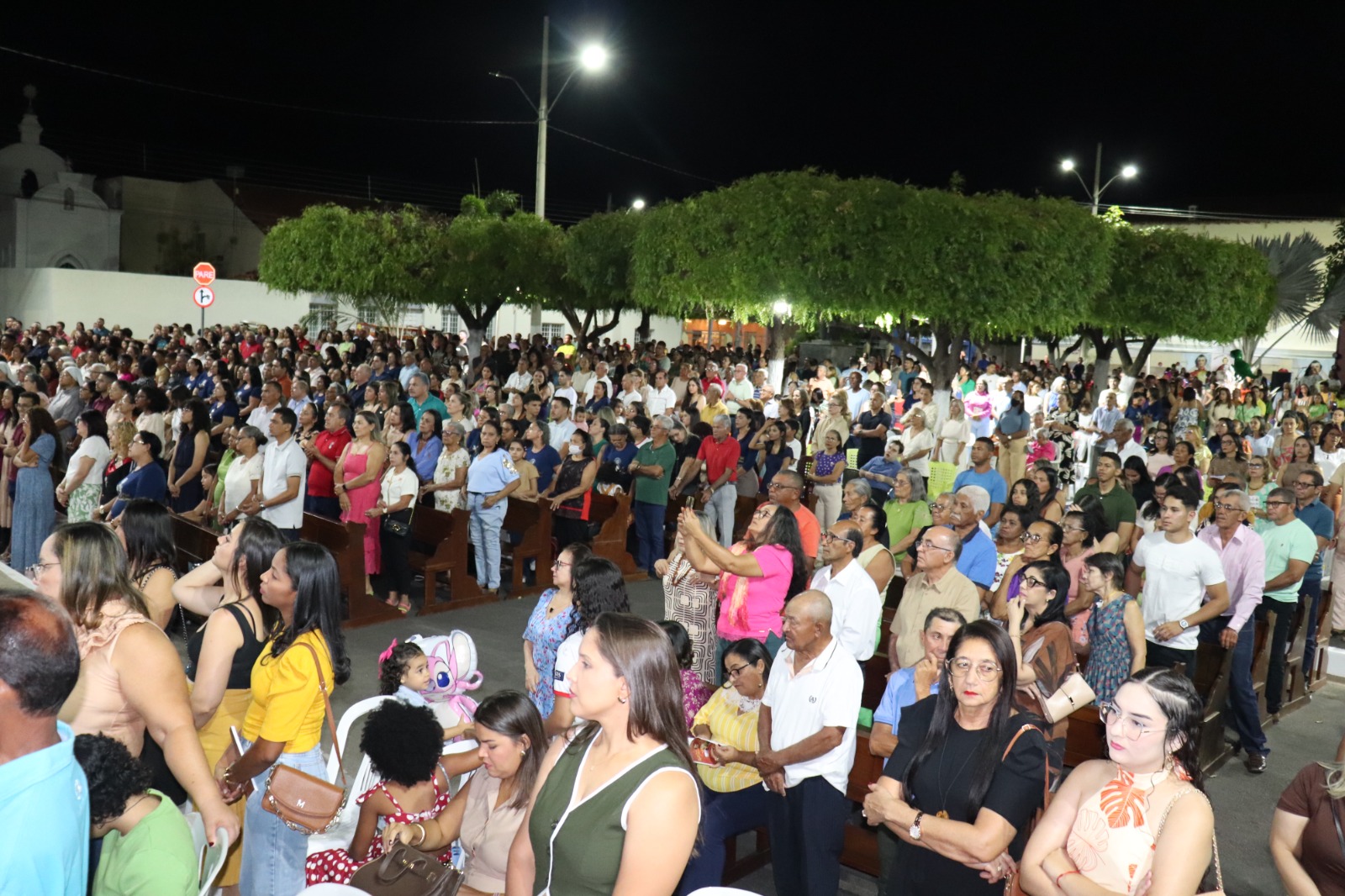 Praça da Catedral lota de fiéis na segunda noite dos Festejos de São Raimundo Nonato - Imagem 2