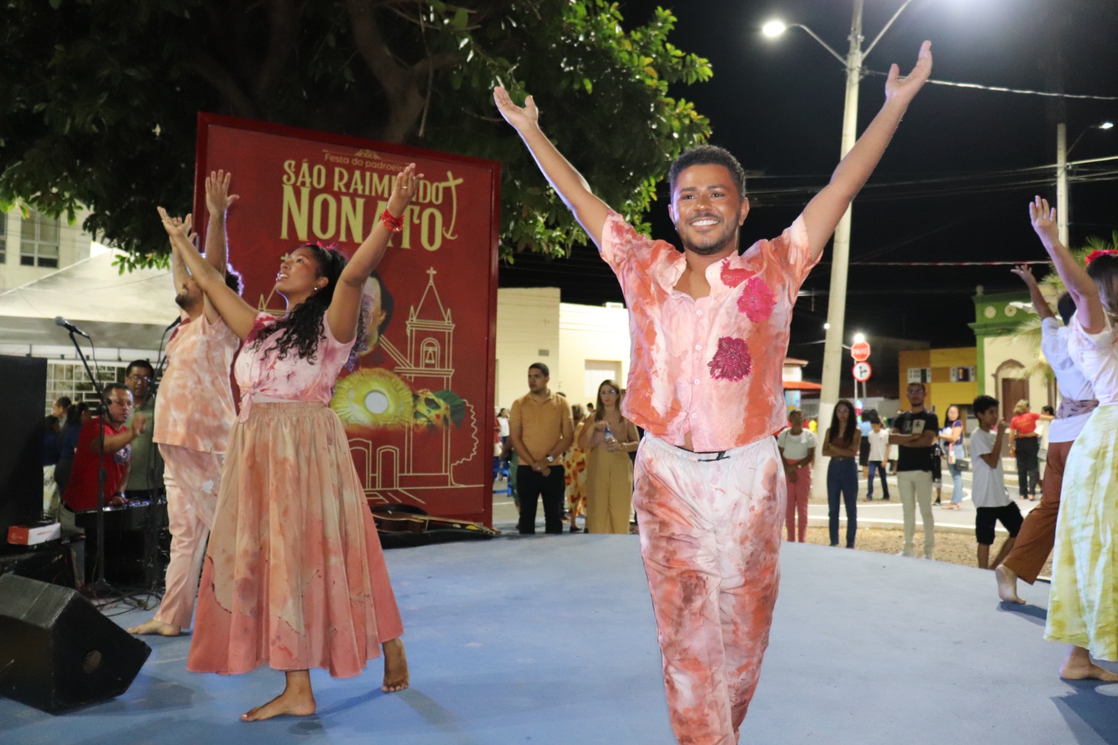 Praça da Catedral lota de fiéis na segunda noite dos Festejos de São Raimundo Nonato - Imagem 3