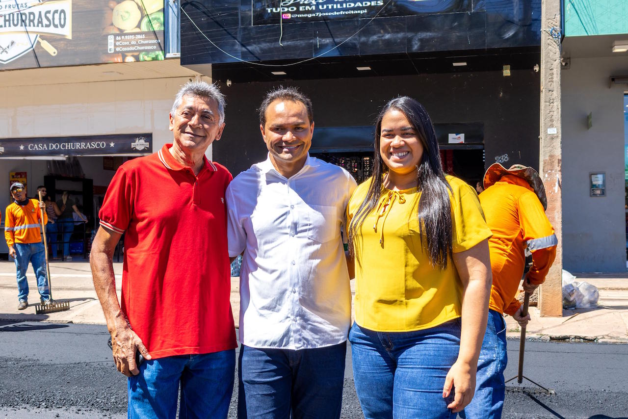 Prefeito Pedro Gomes e diretor do DER visitam obras de asfaltamento em José de Freitas - Imagem 2