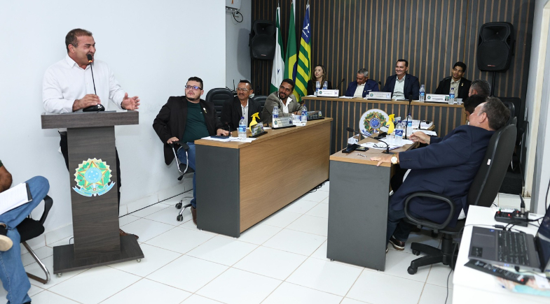 Prefeito de Curimatá participa de sessão na Câmara para discutir projetos sociais e ambientais