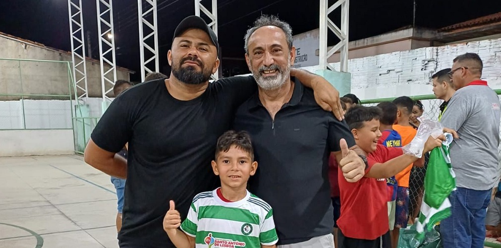 Prefeitura de Santo Antônio de Lisboa entrega uniformes para alunos da Escolinha de Futebol 