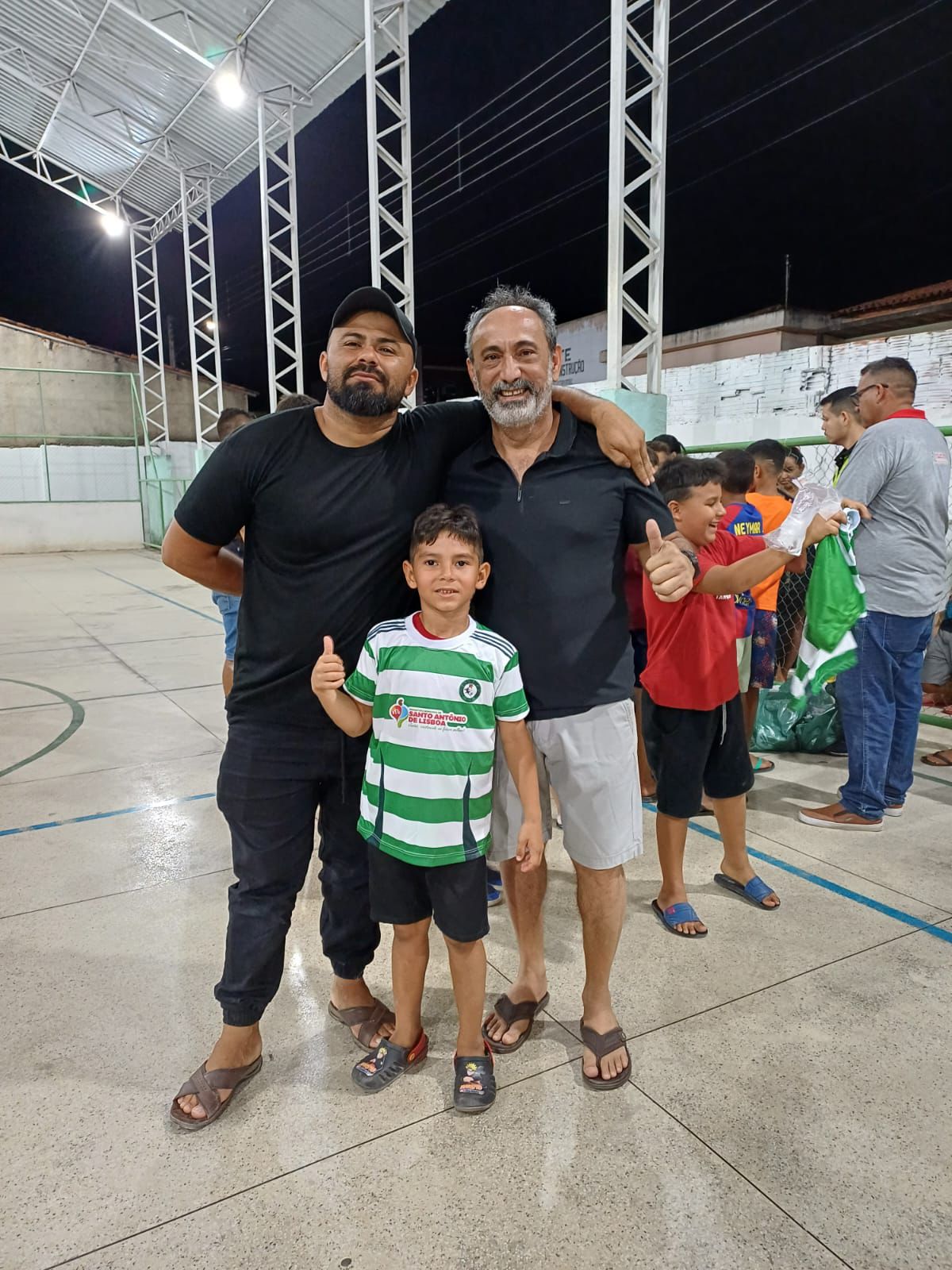 Entrega de uniformes para escola de futebol (Divulgação)