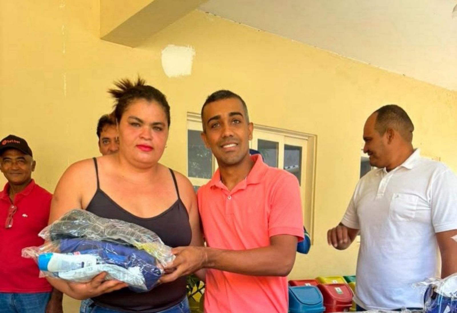 Prefeitura de Riacho Frio realiza entrega de novos  EPIs aos profissionais de limpeza do município  - Imagem 2