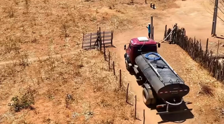 Prefeitura de São Raimundo Nonato leva água potável para áreas do município que sofrem com a estiagem