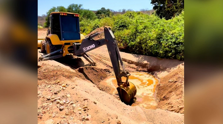 Prefeitura de Queimada Nova realiza serviços de perfuração de cacimbas em áreas de riacho no município