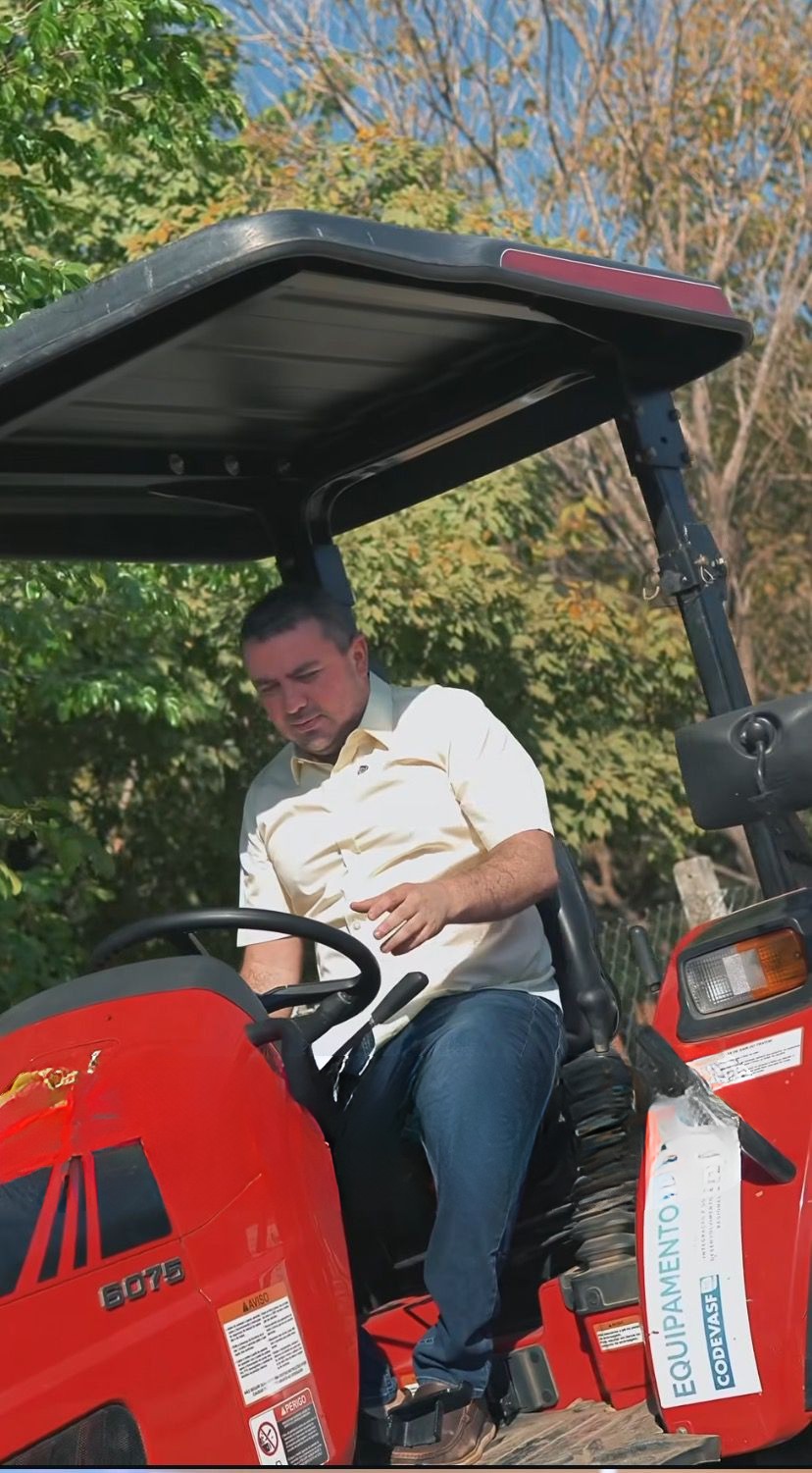  Prefeitura de Bom Jesus realiza entrega de trator para o fortalecimento da agricultura familiar - Imagem 2