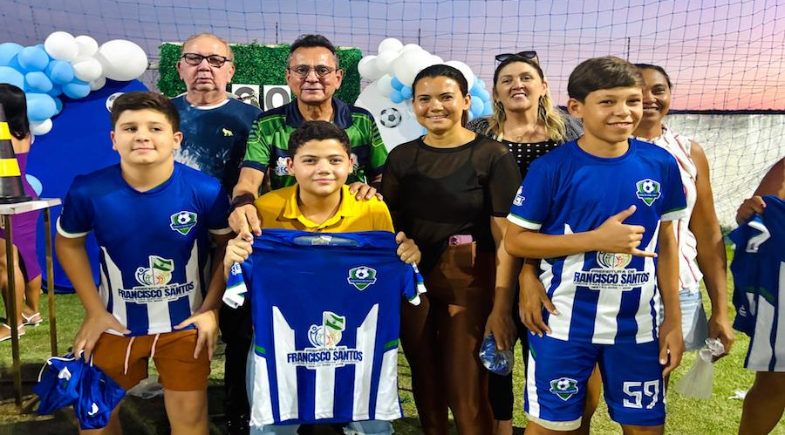Uniformes são entregues para escolinha de futebol infantil em Francisco  Santos