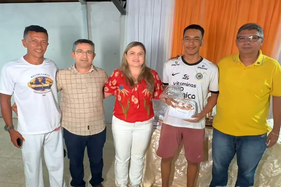 Grupo de capoeira recebe novos uniformes em Nossa Senhora de Nazaré 
