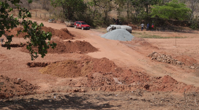 Começam escavações para construção da ponte sobre o Riacho do Pico, na comunidade Barreiro