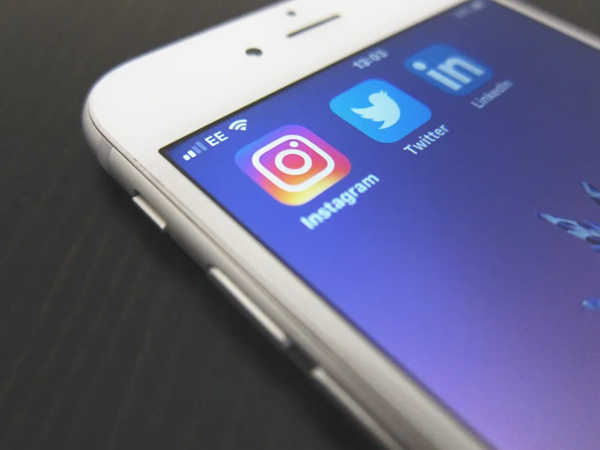 Celular com redes sociais (Foto: Hello I'm Nik / Unsplash)
