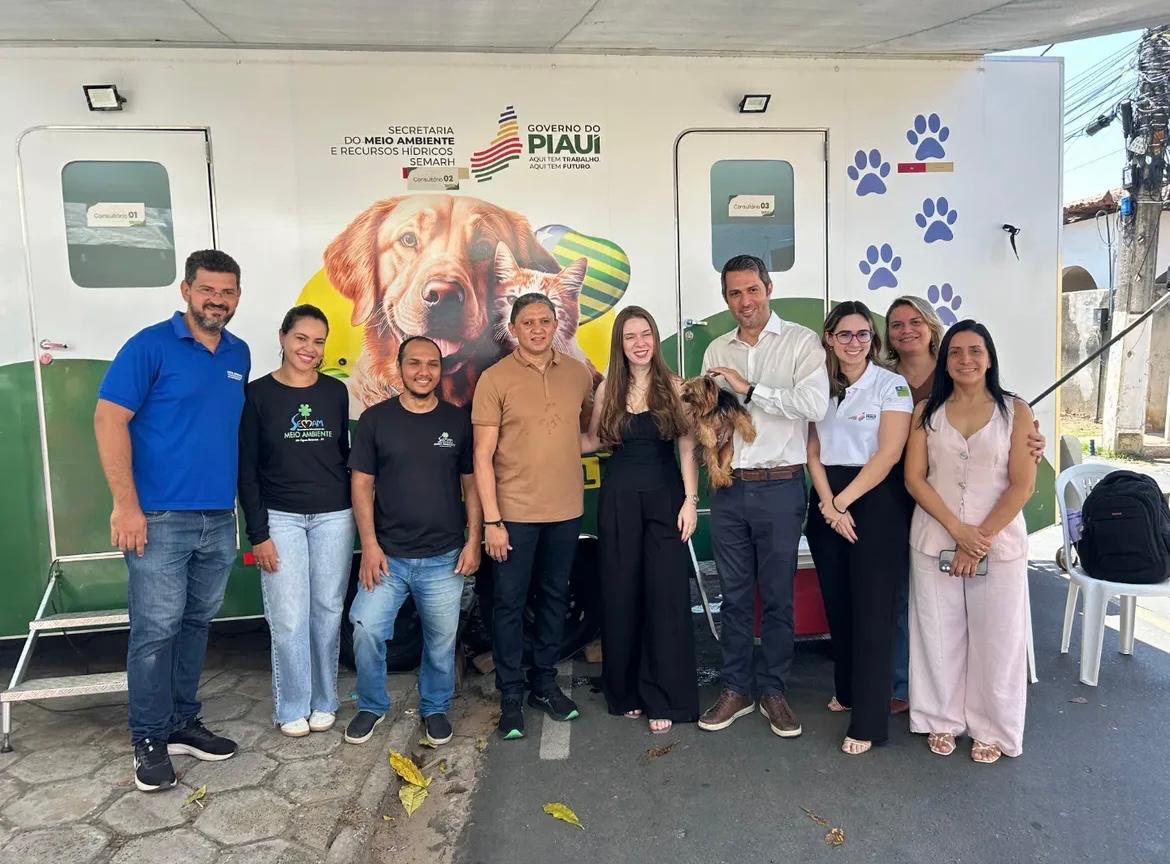 Equipe da gestão municipal no Castramóvel - Foto: Prefeitura de Água Branca