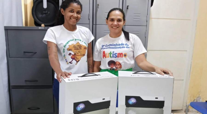 Prefeitura de Francinópolis realiza entrega de novos projetores para escola do município