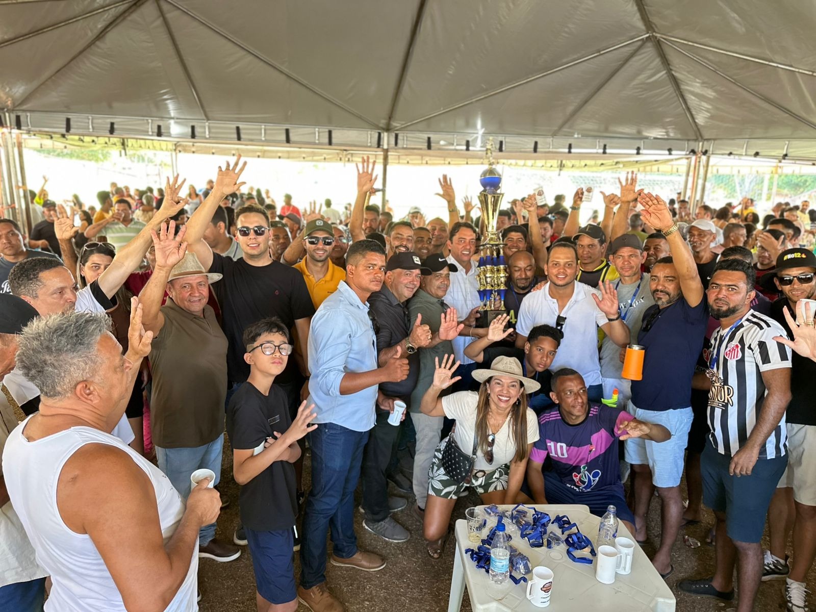 Prefeito Jabes Júnior marca presença e garante apoio em emocionante encontro de conterrâneos - Imagem 3