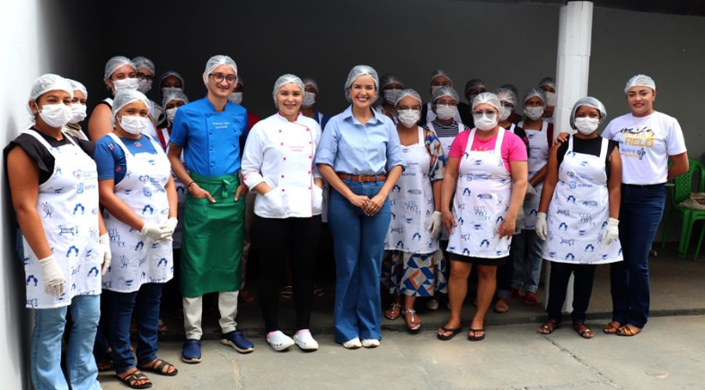 Mulheres participam de curso de Salgados Comerciais promovido pela SEMTAS