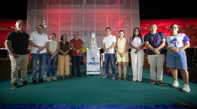 Prefeito parabeniza Uruçuí pelos 123 anos com bolo e queima de fogos