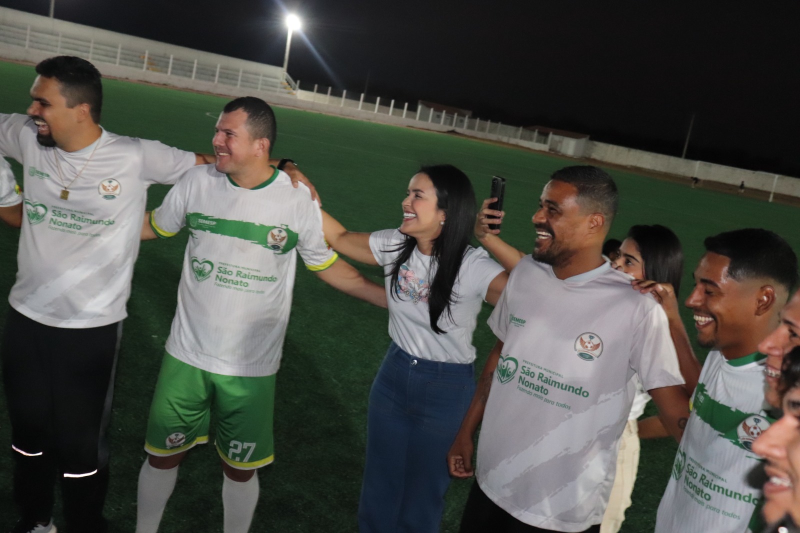 Prefeito de São Raimundo Nonato acompanhou a partida ao lado da primeira-dama | Foto: DivulgaçãoPrefeito de São Raimundo Nonato acompanhou a partida ao lado da primeira-dama | Foto: Divulgação