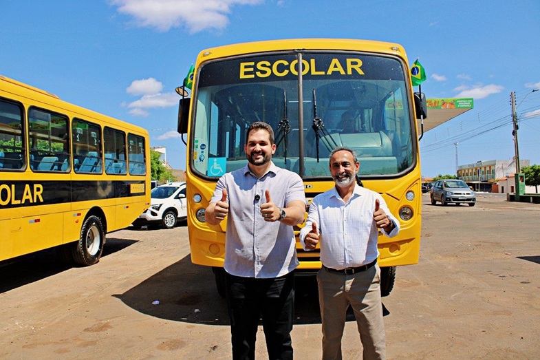 Gestão do prefeito Erivaldo Lopes reforça frota escolar com aquisição de dois novos ônibus em Santo Antônio de Lisboa
