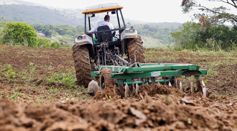 Prefeitura de Arraial segue realizando ações de aração de terras no município