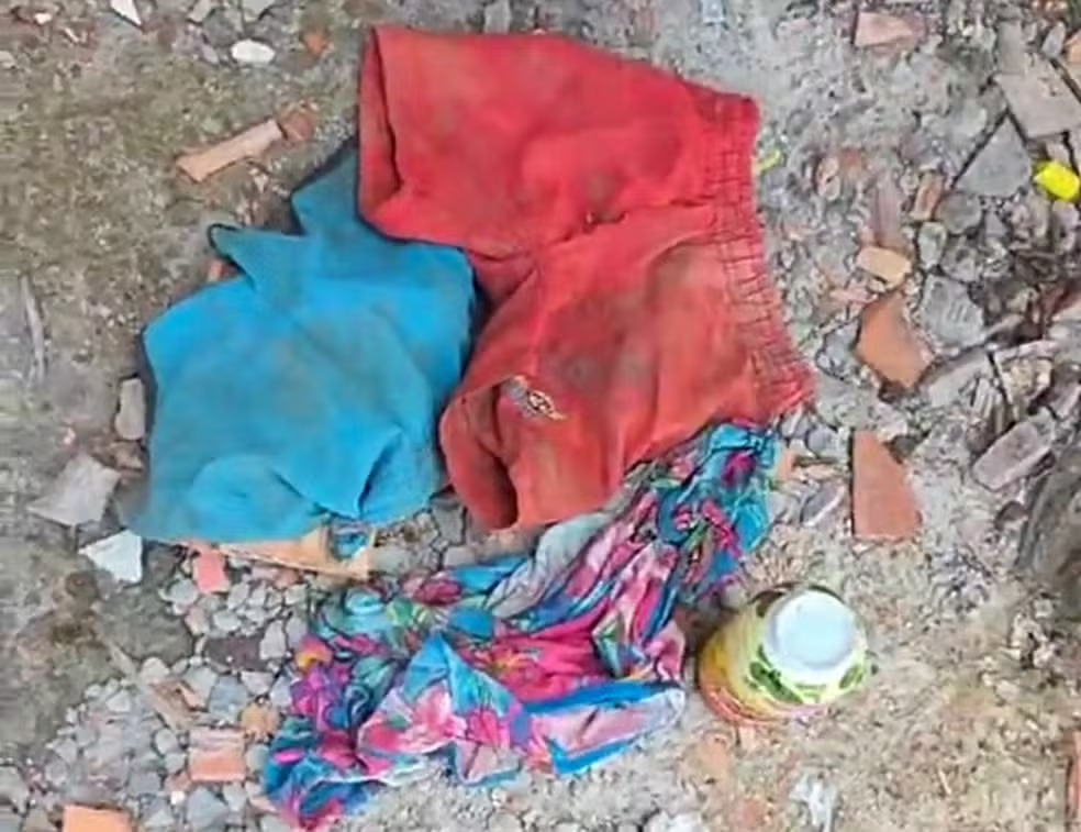 Voluntários encontram novas peças de roupas infantis em área de matagal durante buscas pelos irmãos desaparecidos em Bacabal — Foto: Reprodução/Romarinho Bacabal