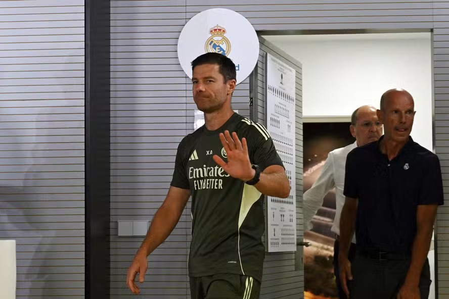 Xabi Alonso despista saída de Rodrygo nesta janela de transferência — Foto: JAVIER SORIANO / AFP 