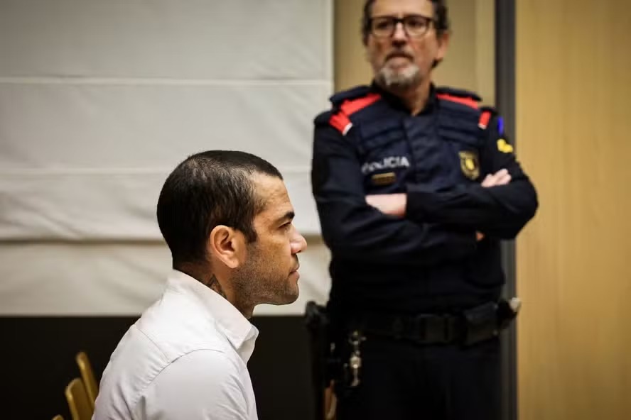 Daniel Alves foi condenado por estupro em 2024 — Foto: Jordi BORRAS / POOL / AFP 