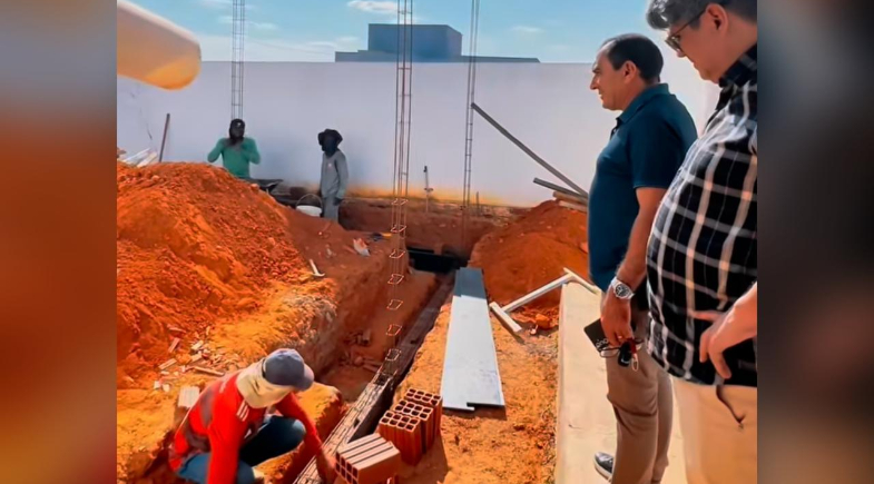 Obra de reforma e ampliação da Escola Justino C. dos Santos avança em Queimada Nova