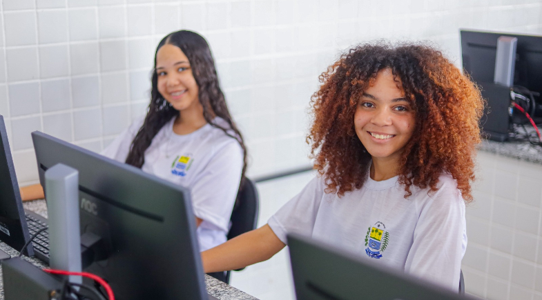 Alunos usando tablets em sala de aula