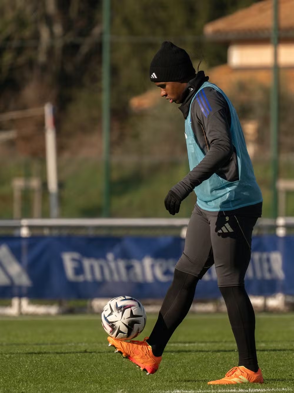 Foto: Endrick em campo durante treino - Divulgação/Lyon